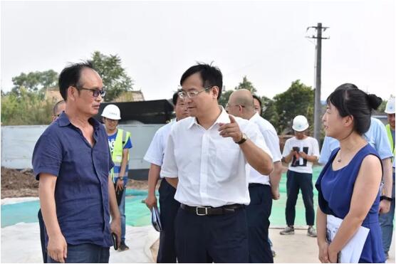 鐘書記走訪國際醫(yī)學(xué)項(xiàng)目現(xiàn)場，冒酷暑、送服務(wù)、解難題