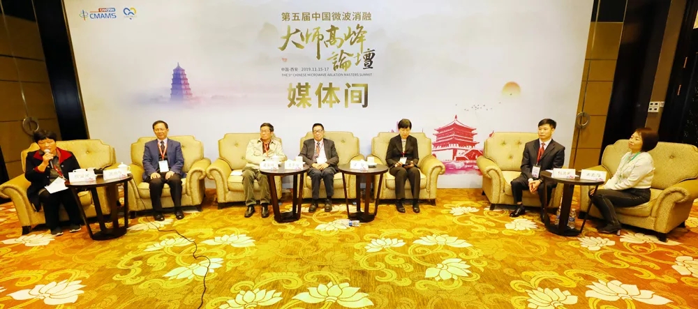 西安國際醫(yī)學(xué)中心醫(yī)院超聲診療中心主任周曉東在第五屆中國微波消融大師高峰論壇展風采