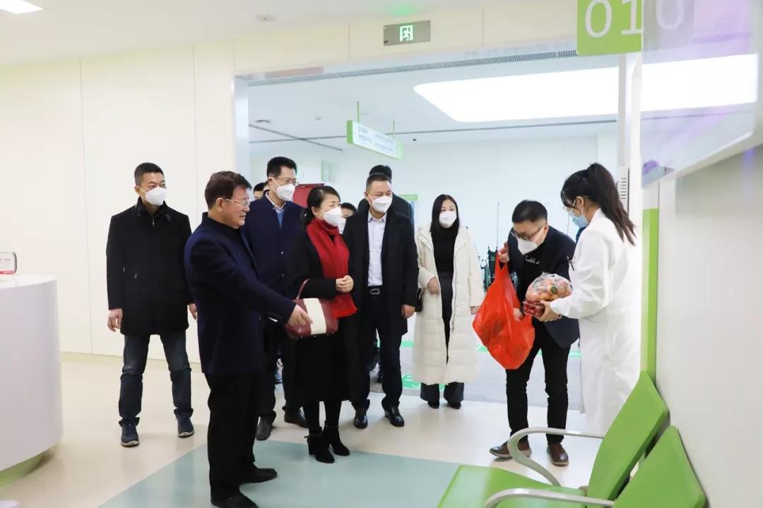 國際醫(yī)學領(lǐng)導(dǎo)慰問一線工作者