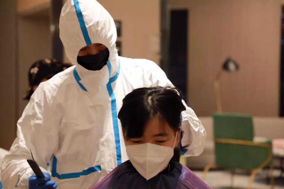 100多位赴武漢醫(yī)療隊(duì)女隊(duì)員“削”掉秀發(fā) ——武漢市委秘書長(zhǎng)說，疫情過去一定為你們請(qǐng)功！