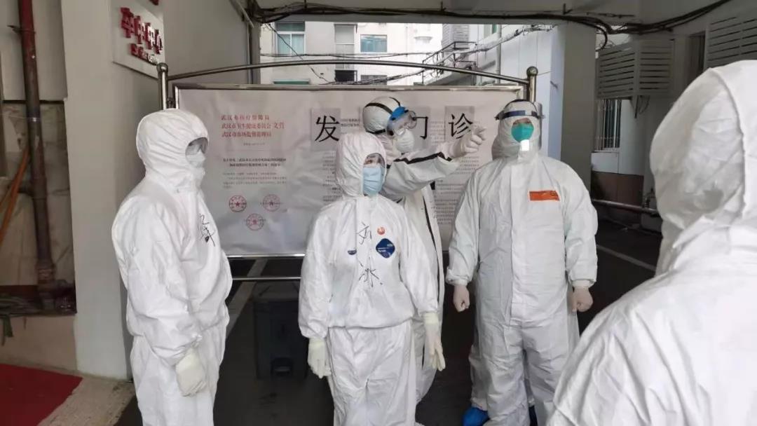 一個不少的把大家?guī)Щ厝ァ浺痪€醫(yī)護(hù)人員的“守護(hù)神”