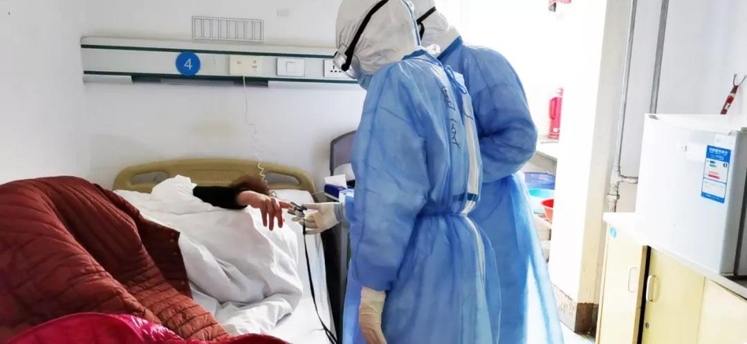 贊！醫(yī)護(hù)人員用方言為患者加油打氣