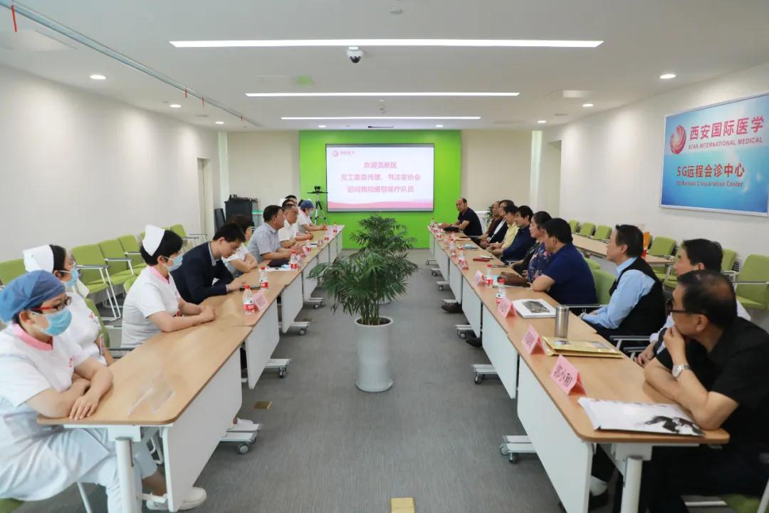 書法送祝福 筆墨贊英雄——西安高新區(qū)黨工委宣傳部、書法家協(xié)會一行致敬最美逆行者