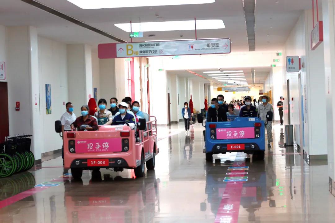 曖心“招手?！背蔀獒t(yī)院一道亮麗的風(fēng)景線