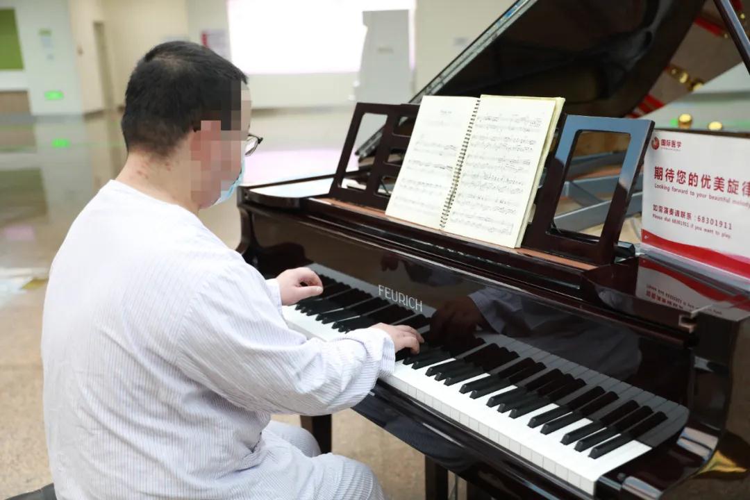 健康時(shí)報(bào)—擺脫“脫髓鞘假瘤” 患者以一曲《Playing Love》致謝