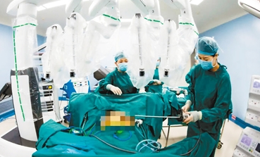 西安日報(bào)——新一代達(dá)芬奇手術(shù)機(jī)器人在我市“首秀”  助力婦科微創(chuàng)手術(shù)獲成功