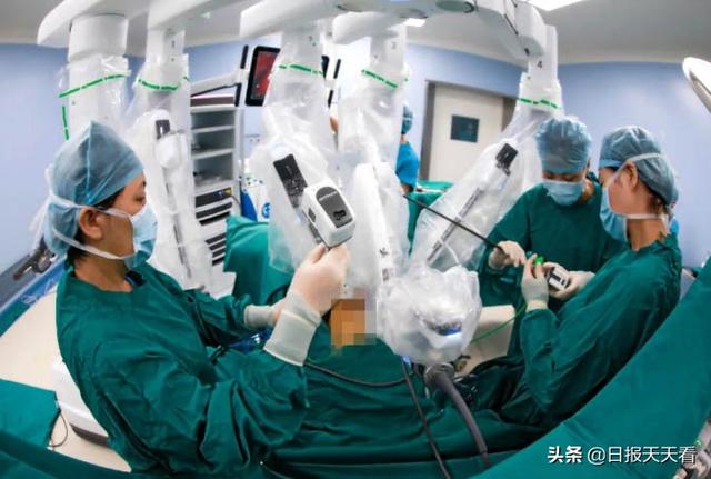 西安日?qǐng)?bào)——新一代達(dá)芬奇手術(shù)機(jī)器人，輔助婦科微創(chuàng)手術(shù)獲成功