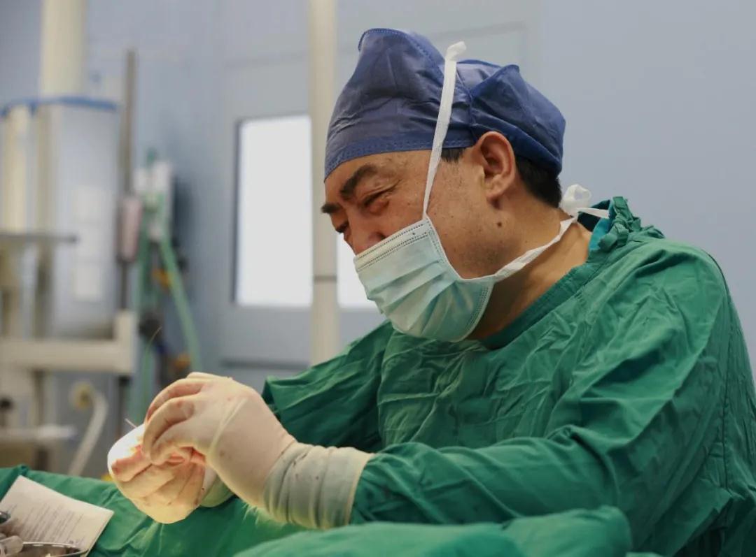 “中國器官再造第一人”郭樹忠教授用三根肋骨雕刻成“耳朵”！