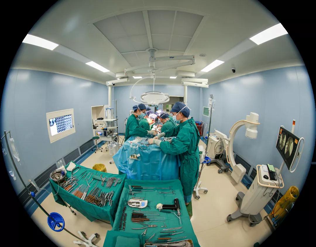 原點新聞—世界首例！3D打印可動人工頸椎-椎間盤復合體植入術(shù)