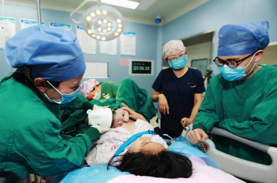 陽光網—迎新春，西安國際醫(yī)學中心醫(yī)院第一個“金牛寶寶”來啦！