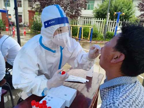 暴風(fēng)雨中，她們做疫情防控前線(xiàn)的“排雷兵”