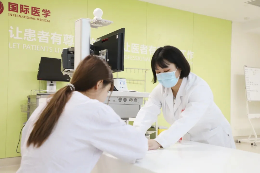 出院手續(xù)床前辦理，「移動結(jié)算車」便民又惠民！