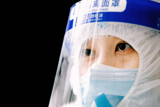 你穿防護(hù)服的樣子，真好看！