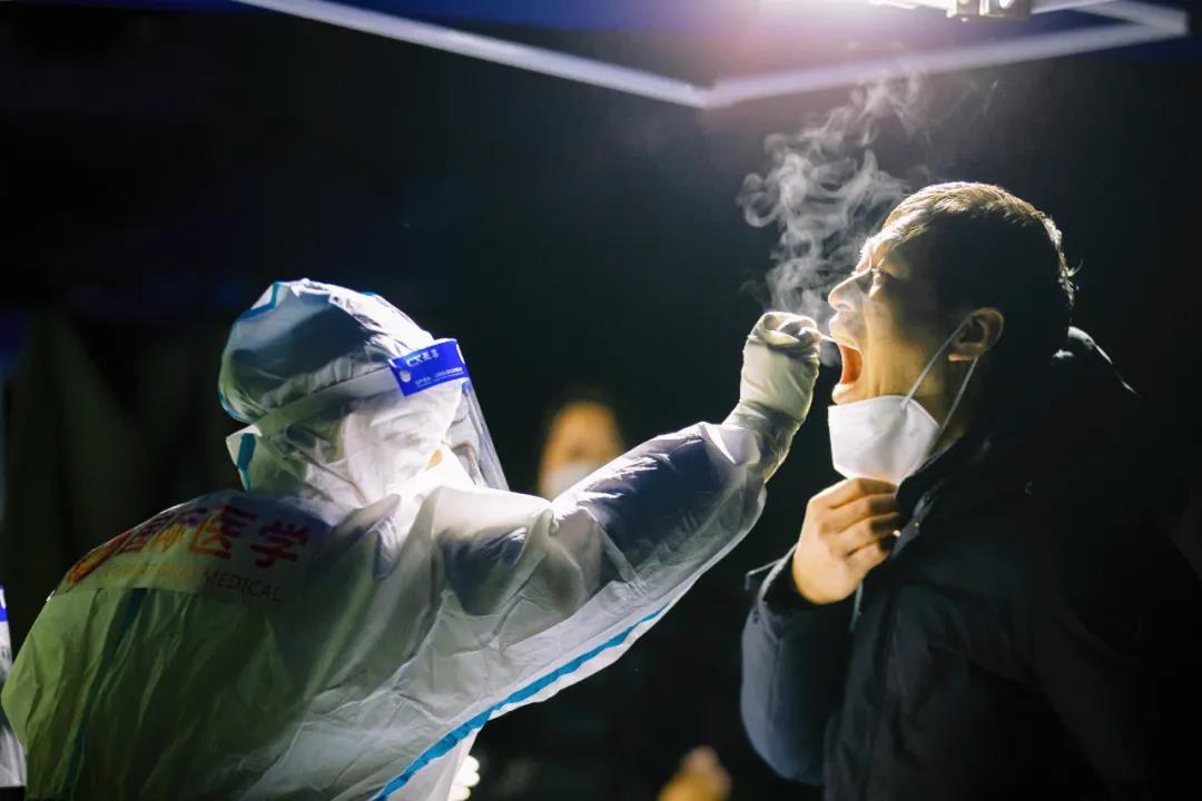 270 萬+！凍紅的手、蹲下的背影，看哭了......