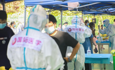 泡白的雙手，濕透的衣服，高溫天氣下的這些“大白”讓人心疼