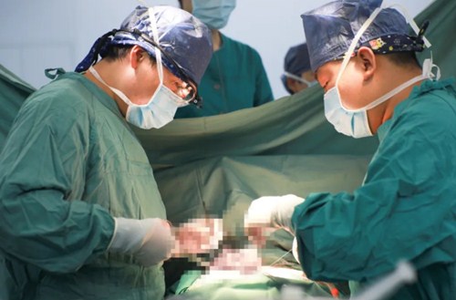 復(fù)診首日，市民排隊(duì)掃碼，有序就診……