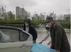 大雨天突遇車禍，從安保到醫(yī)護(hù)人員接力營(yíng)救