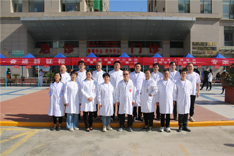 患者現(xiàn)場送錦旗—我院義診專家團(tuán)隊走進(jìn)紅色教育基地甘肅省華池縣