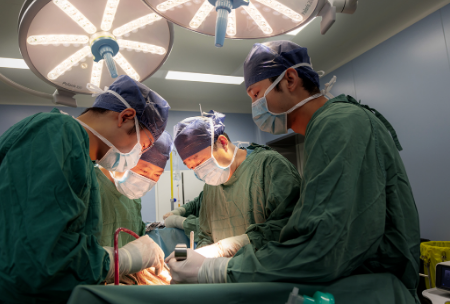 4小時(shí)的手術(shù)，消外一科從七旬患者體內(nèi)取出哈密瓜大小的腫瘤