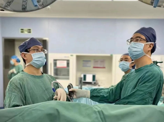 一劈為二！這臺(tái)微創(chuàng)手術(shù)為他清除了“不速之客”