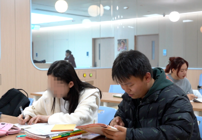 治療、學(xué)習(xí)兩不誤！病房里開啟了“小課堂”