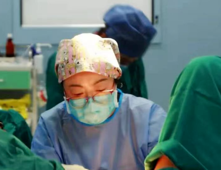 甘肅孕婦星夜兼程400公里，醫(yī)生連夜“環(huán)扎”保胎兒