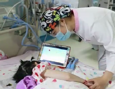 六一兒童節(jié)，ICU內(nèi)醫(yī)護(hù)為小患者扎辮子