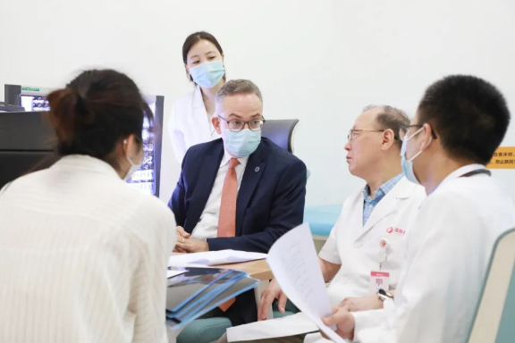 門診、查房、學術交流……全美排名第一的妙佑醫(yī)療國際專家團隊參與“首屆國際醫(yī)學高峰論壇”國際診療日活動