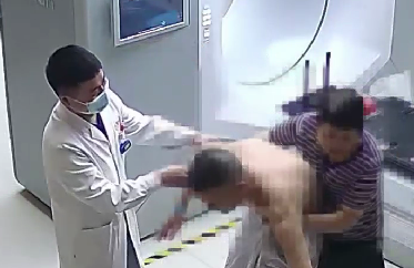 驚險！患者險些跌倒，醫(yī)生跳過治療床扶患者
