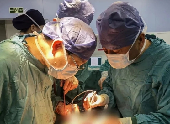 有實(shí)力有擔(dān)當(dāng)！他完成了這臺(tái)“無(wú)人敢接”的高難度手術(shù)