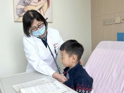 支原體肺炎來(lái)了！住院扎堆，學(xué)習(xí)桌搬到病房，孩子邊寫(xiě)作業(yè)邊打點(diǎn)滴