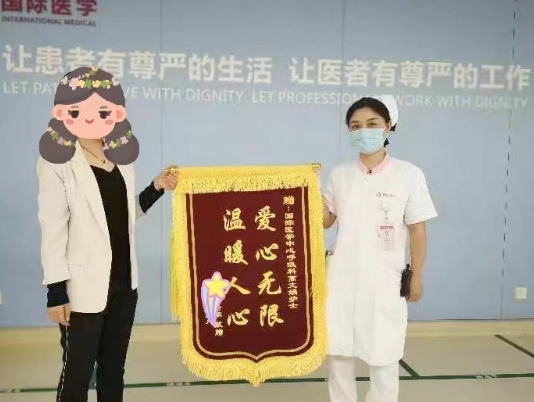 點(diǎn)贊正能量！95后護(hù)士救下走失老人 暖心一扶顯大愛