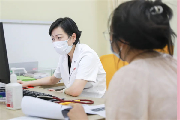 生長發(fā)育、視力矯治、泌尿外科……暑假未到，兒科門診已排起長隊