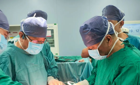 15cm巨瘤纏死主動(dòng)脈，醫(yī)生11小時(shí)“換血”拆彈：這是在豆腐上繡花