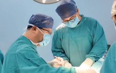 1/4顱骨被切，頭皮只剩1/3厚！76歲老人重塑“天靈蓋”…