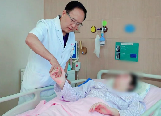 “智能教練”來了！賀西京團隊用AI為截癱患者“定制”理想步態(tài)