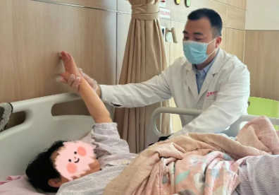 梳頭、端碗、洗澡都難！但幾分鐘后，她和300多同命人一樣…