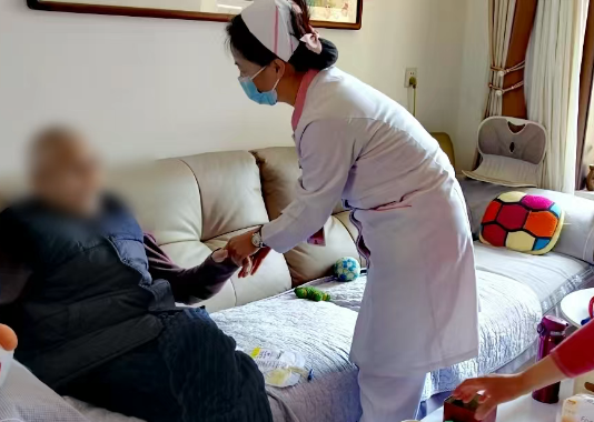 91歲爺爺?shù)摹吧贰保阂淮紊祥T(mén)PICC維護(hù)，把安心送到家